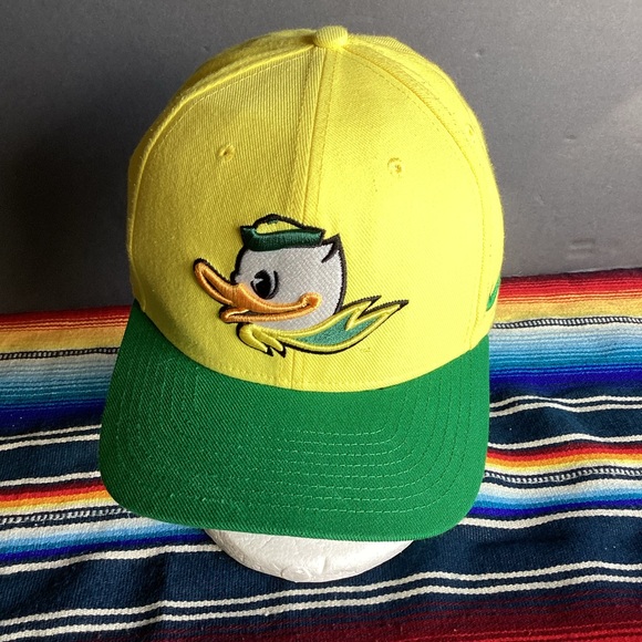 Nike classic 99 Oregon ducks SnapBack hat - Picture 3 of 11
